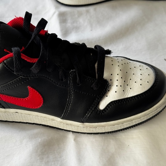 Nike Air Jordon 1 Low 4.5 Youth Black/White/Fire Red - Picture 7 of 14